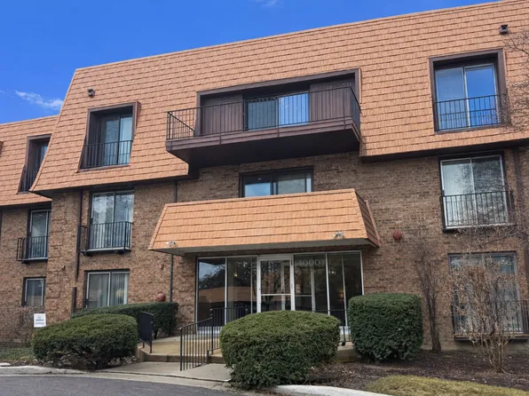 4000 Dundee Rd APT 203-B, Northbrook, IL 60062