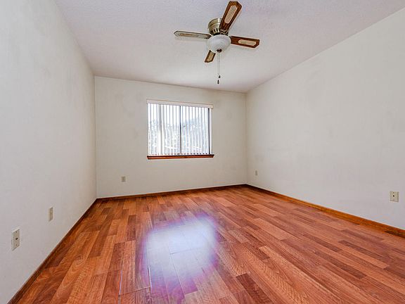 4th image of 323 W Park Pl