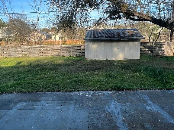 3rd image of 8006 Valley Trails St