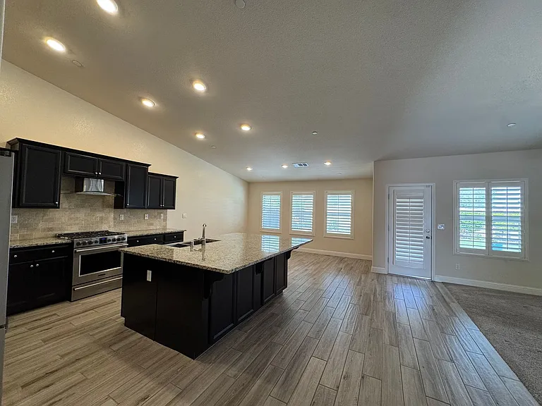 391 W Maclure Ave — Photo 5