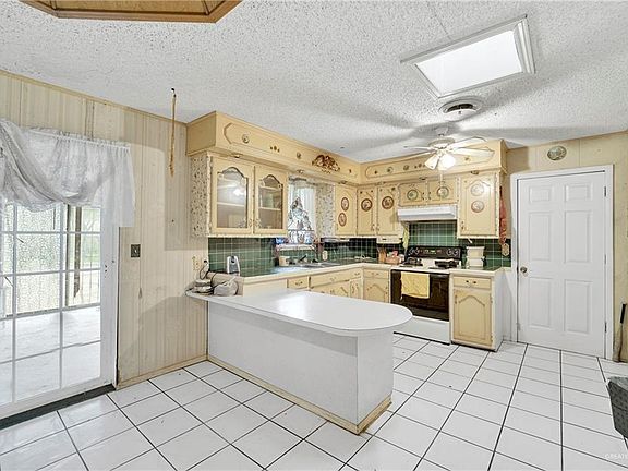 3rd image of 831 E Fannin Ave