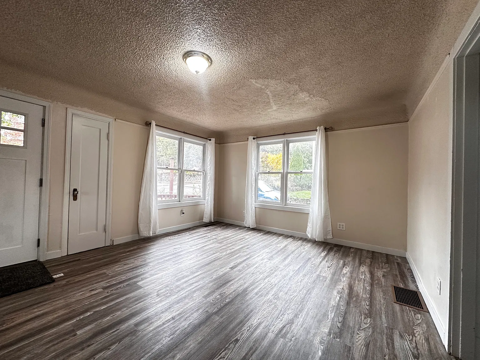 4056 SE Washington St — Photo 3