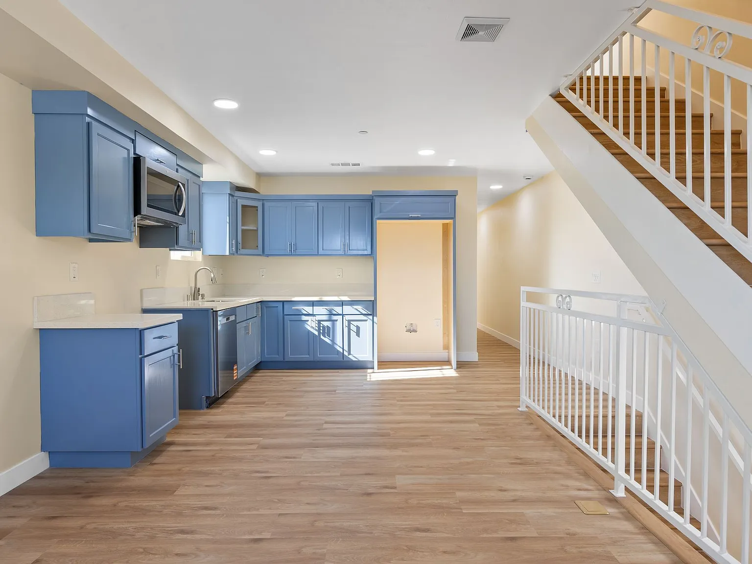 4 bed, 1578 sqft, $4,250 — Photo 4
