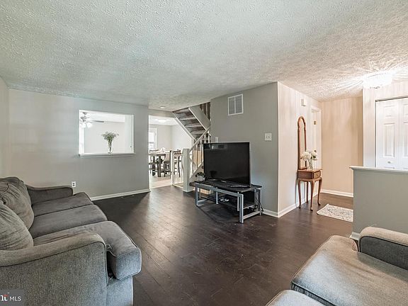 3rd image of 1102 Oakwood Ln