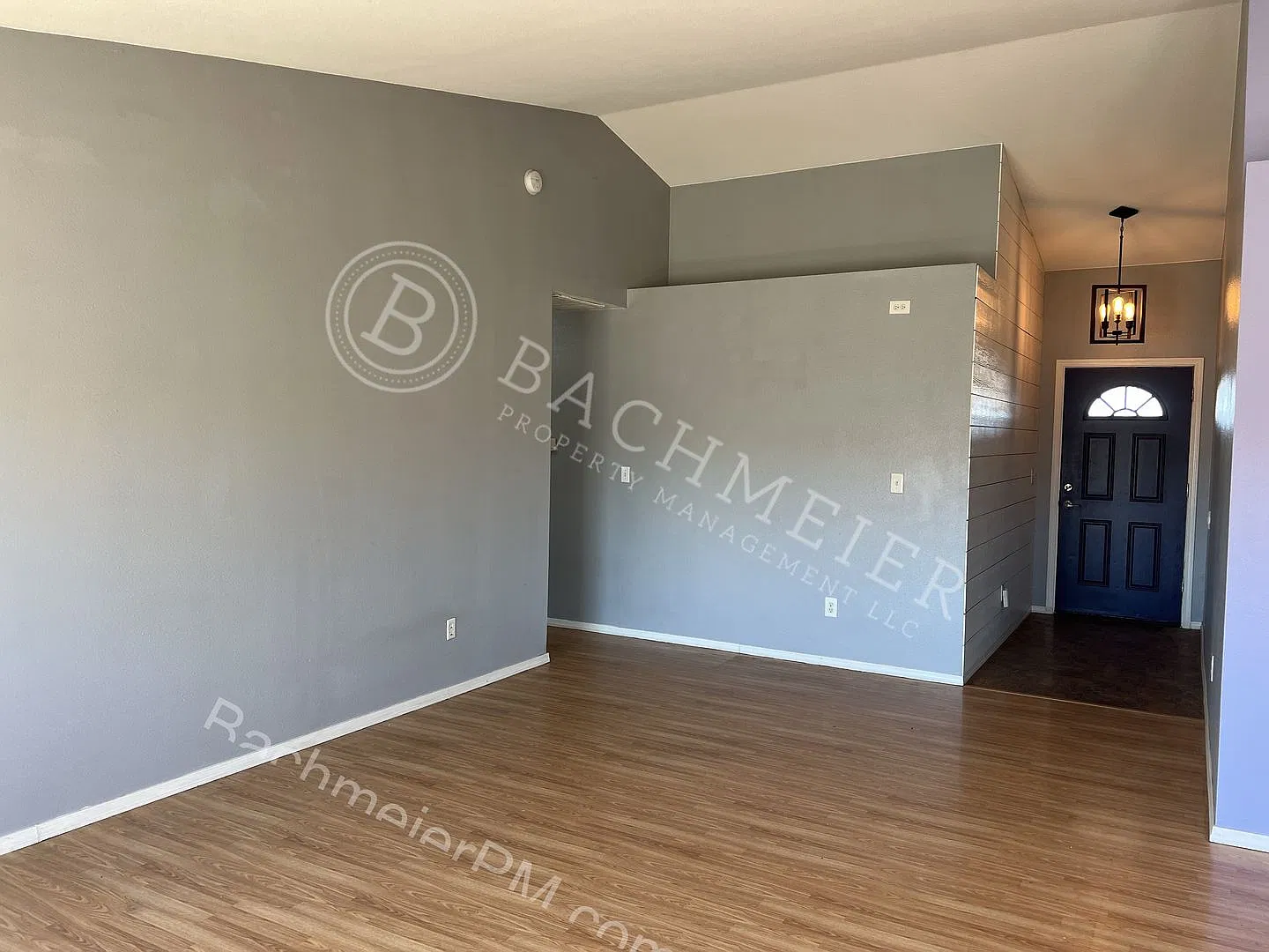 Spacious 3-Bedroom 2-Bathroom Home with Huge Fenced Yard in a Quiet Cul-de-Sac! — Photo 3