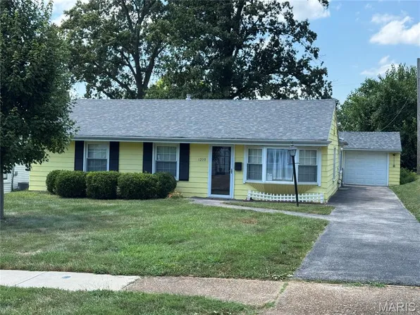 1209 Woodgate Dr, Saint Louis, MO 63122