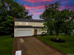 2659 Wellview Ct, Lake Orion, MI 48360