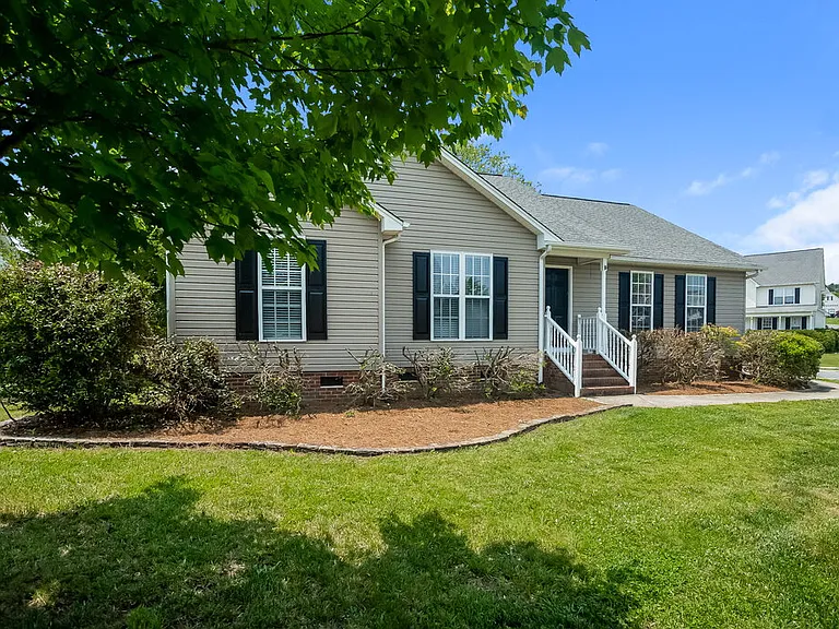 1004 Ayrshire Ln — Photo 4