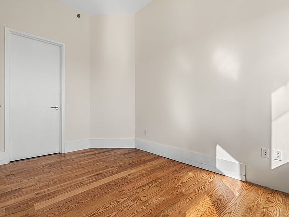 4th image of 10-17 Jackson Ave #5E