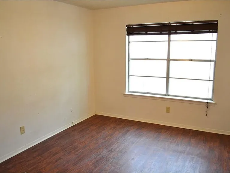 1107 N Locust St — Photo 21