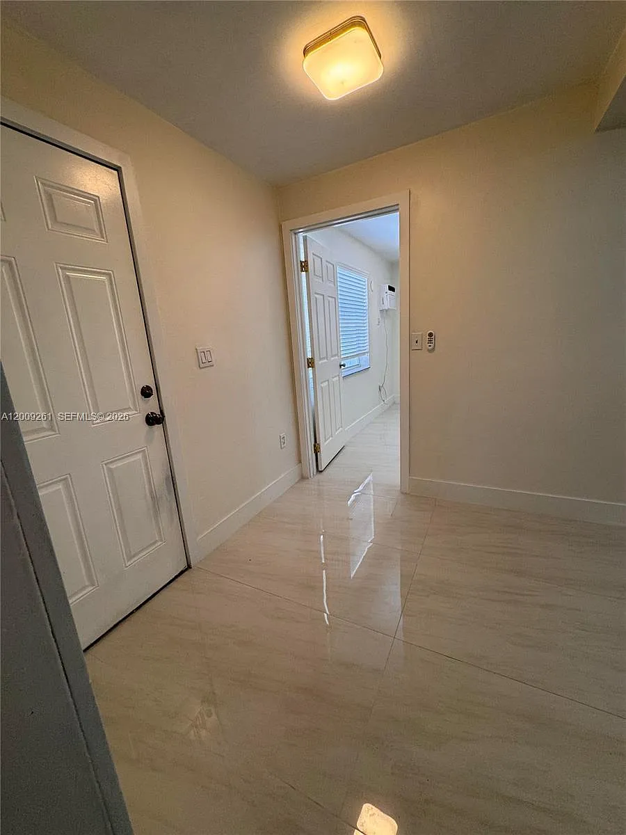 Building Photo - 606 SW 58th Ct #1