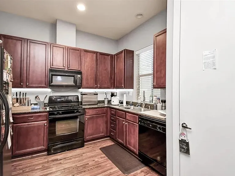 4422 Center St — Photo 6