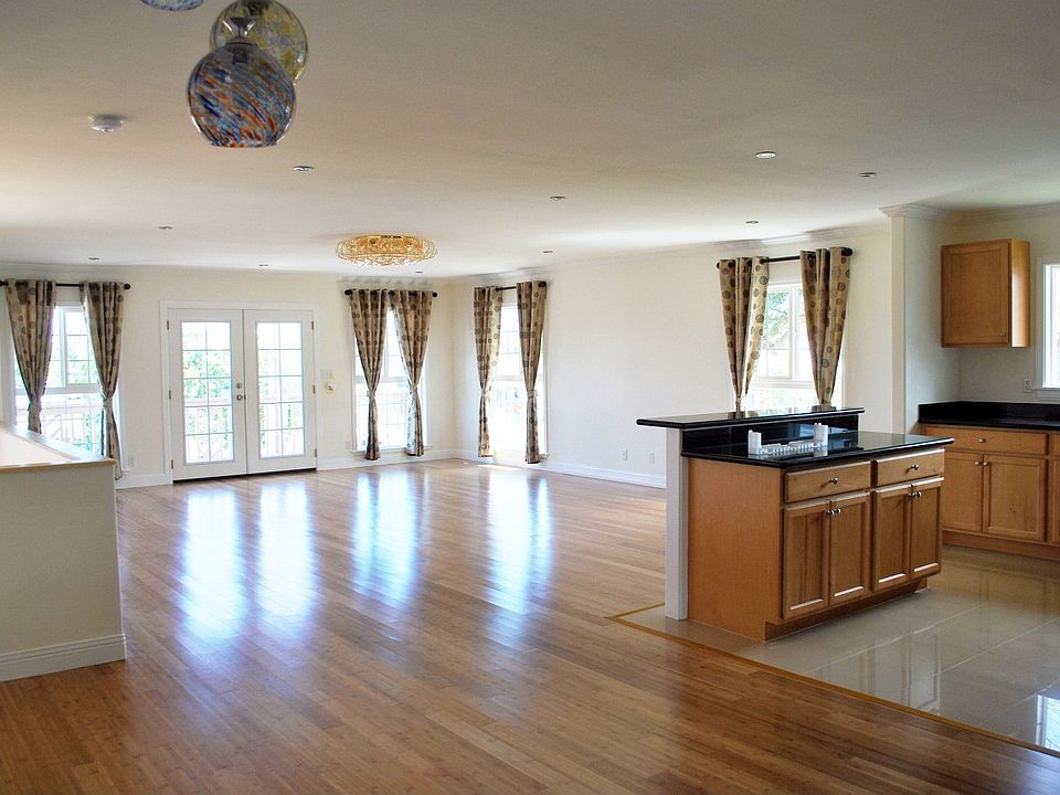 Spacious living room