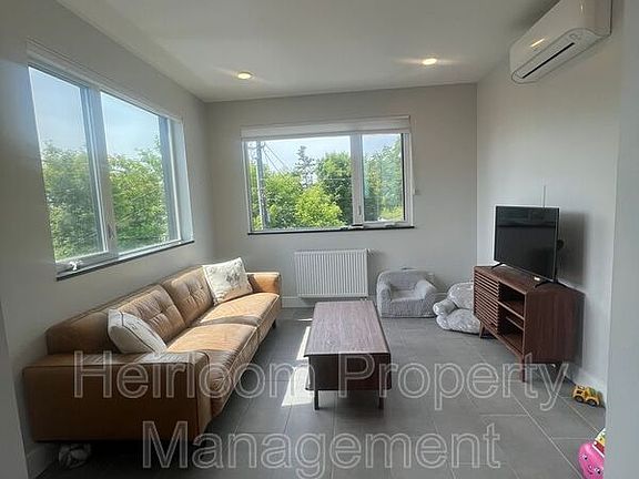 4th image of 515 N Lake Ave Unit 3