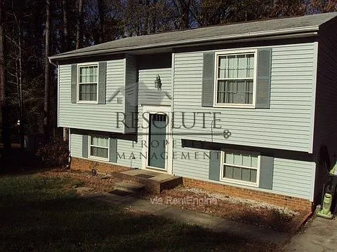 3 bed, 1.5 bath, 1560 sqft, $1,550 — Photo 1