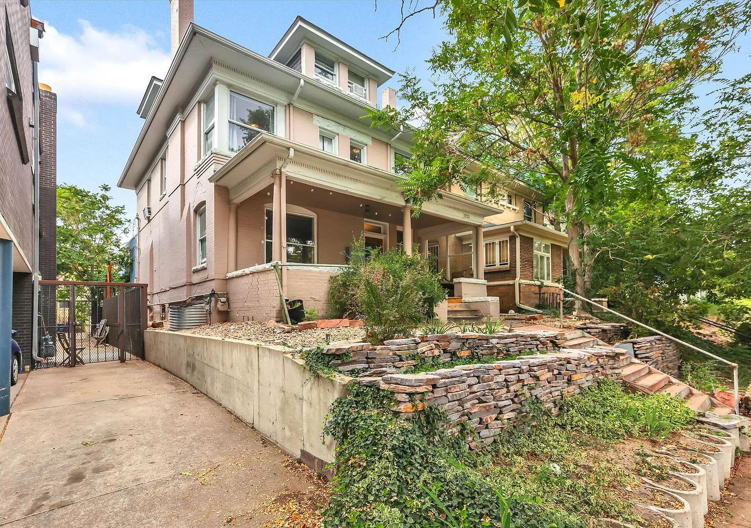 Beautiful two story unit with Victorian charm — Photo 3