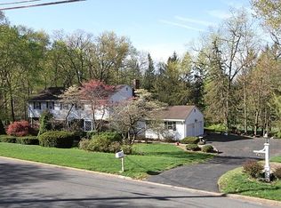 910 Huron Rd, Franklin Lakes, NJ 07417