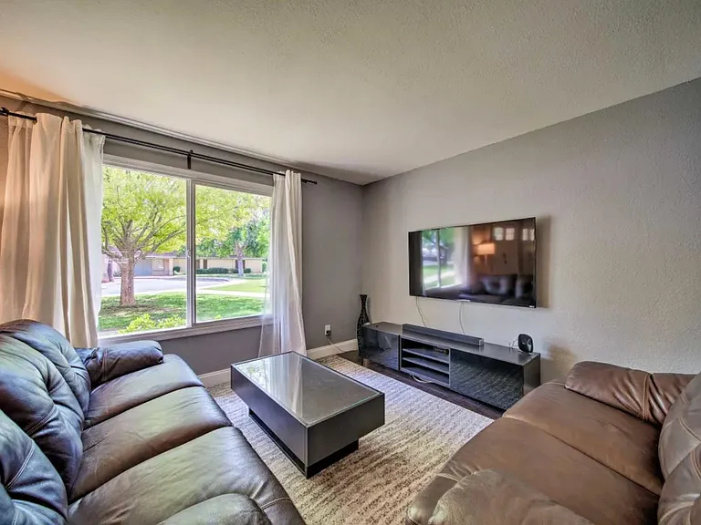 3327 S Poplar St — Photo 10