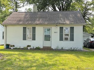 963 Green Mount Ln, Belleville, IL 62220