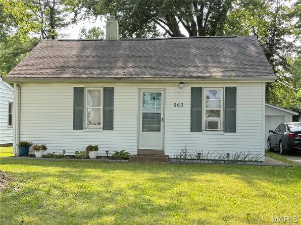 963 Green Mount Ln, Belleville, IL 62220