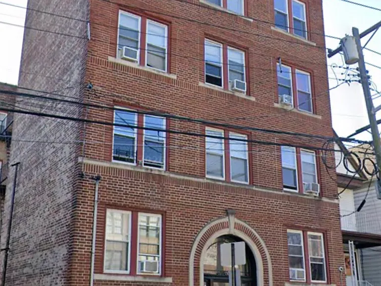 662 Avenue A — Photo 8