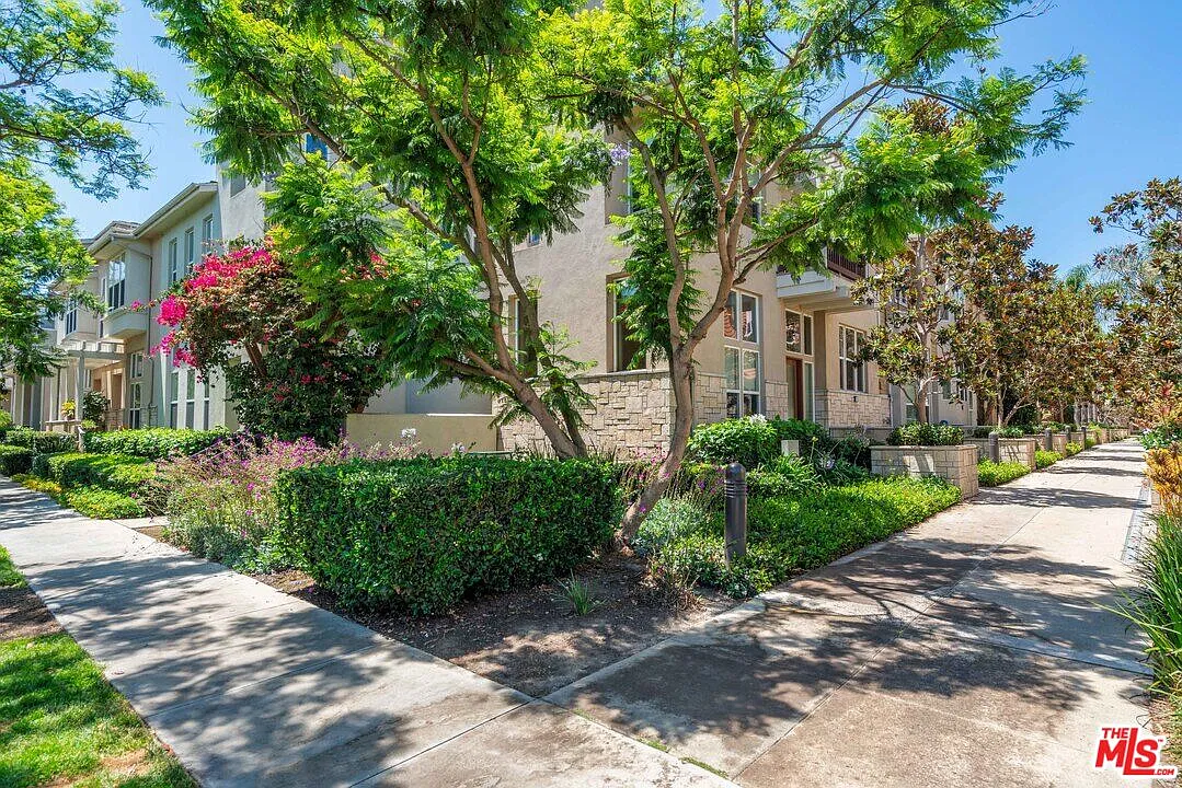 3 bed, 3.0 bath, 2140 sqft, $8,800 — Photo 4