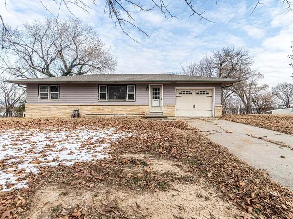 906 Lakeside Dr, Wakefield, KS 67487