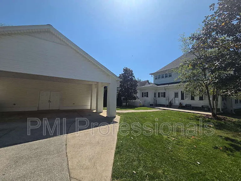 401 E Main St — Photo 26