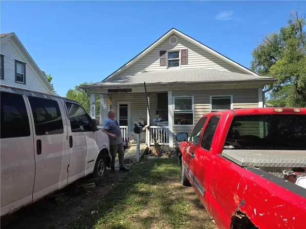 810 S Poplar St, Ottawa, KS 66067