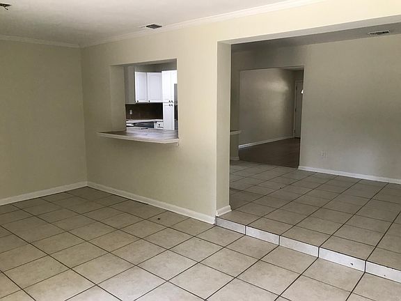 3rd image of 872 Willow Ave