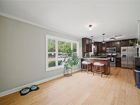 3rd image of 984 Anna St