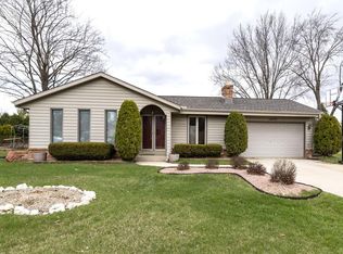 15490 W Mayflower Dr, New Berlin, WI 53151