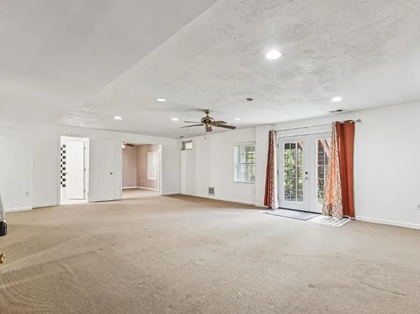 25710 S Village Dr, Chantilly, VA 20152