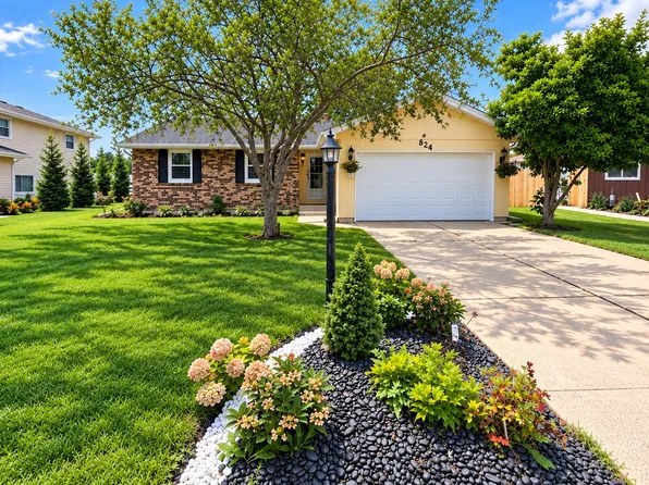 824 Hiawatha Ct, Elgin, IL 60120