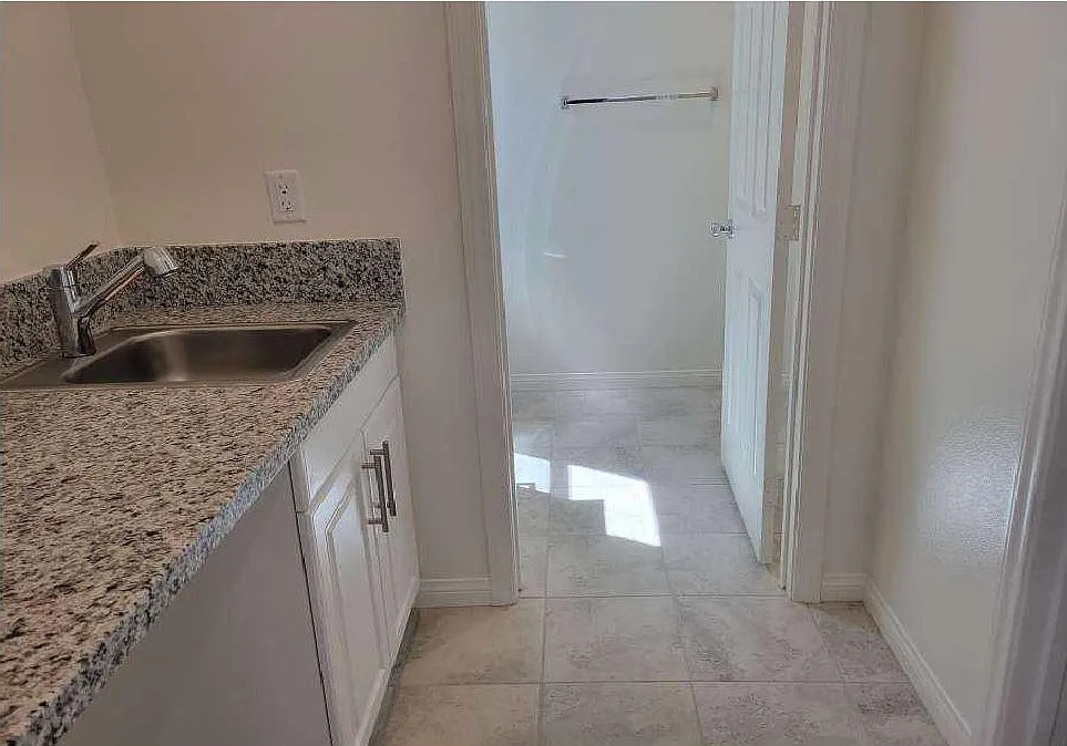 4 bed, 3.5 bath, 2456 sqft, $4,600 — Photo 4