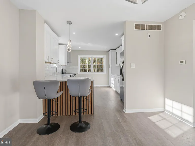 221 Oak Ln — Photo 14