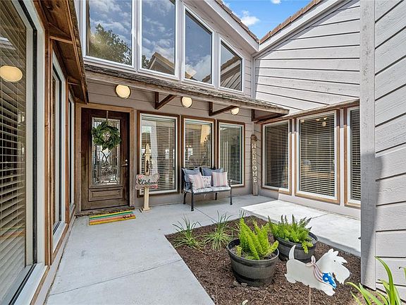 3rd image of 4403 Valparaiso Cir