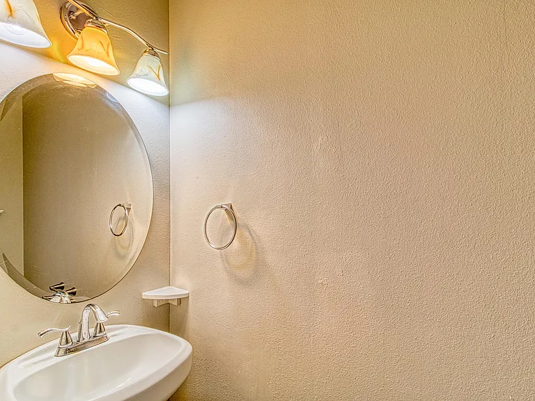 310 W Taylors Xing — Photo 37