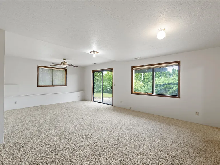 212 Edgewood Dr — Photo 31
