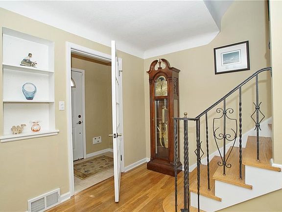 2nd image of 2214 Cedarview Dr
