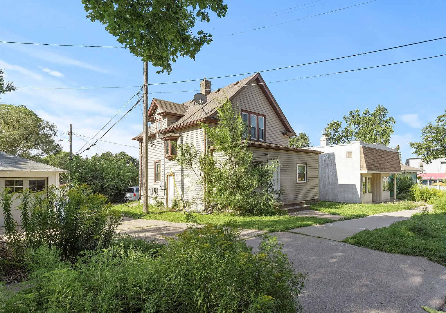 Charming 1 BR Upper Duplex in Heart of Northeast Minneapolis — Photo 1