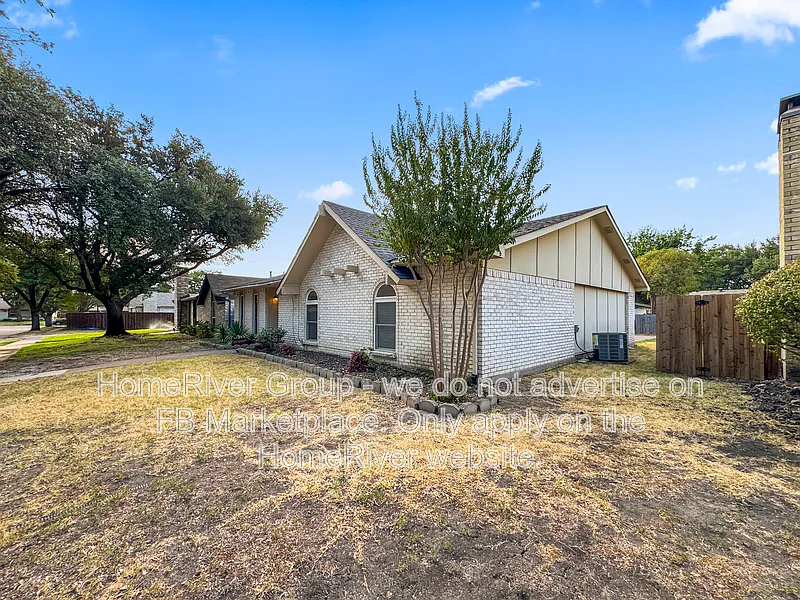3 bed, 2.0 bath, 1404 sqft, $2,300 — Photo 2