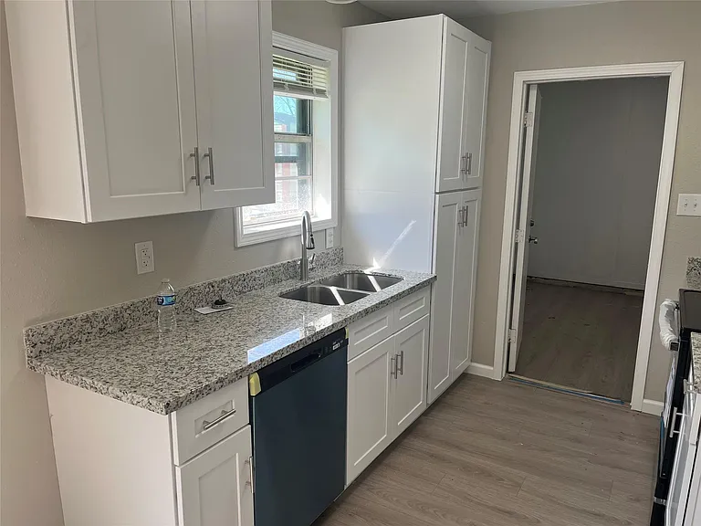 402 Thompson Dr — Photo 8