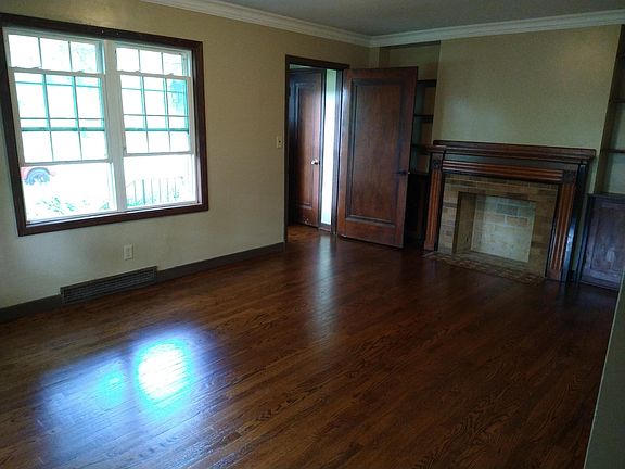 4th image of 140 E 12th St
