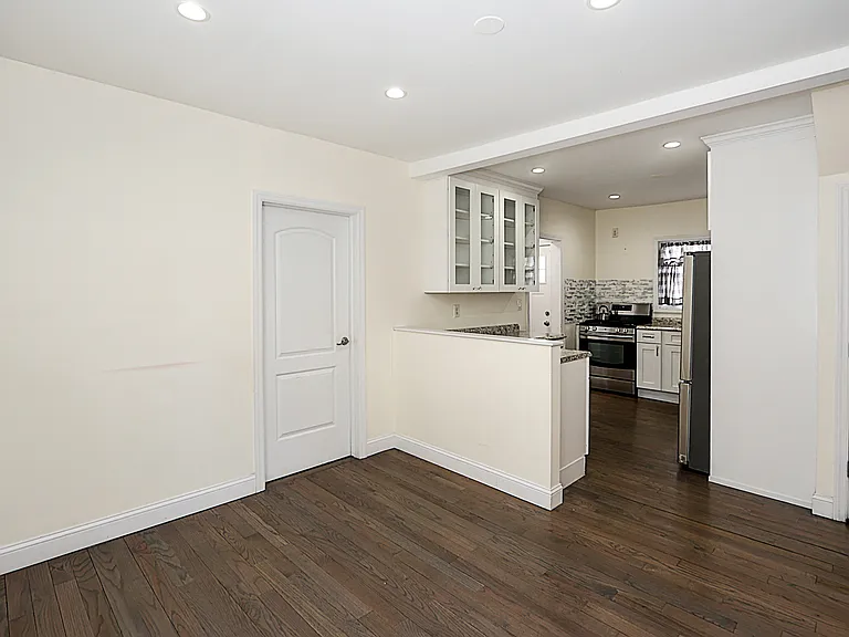 987 Kings Pkwy — Photo 21