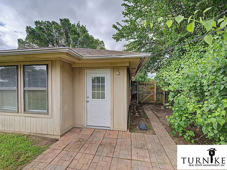 913 Springhill Dr — Photo 24