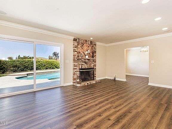 5th image of 453 Gladstone Dr