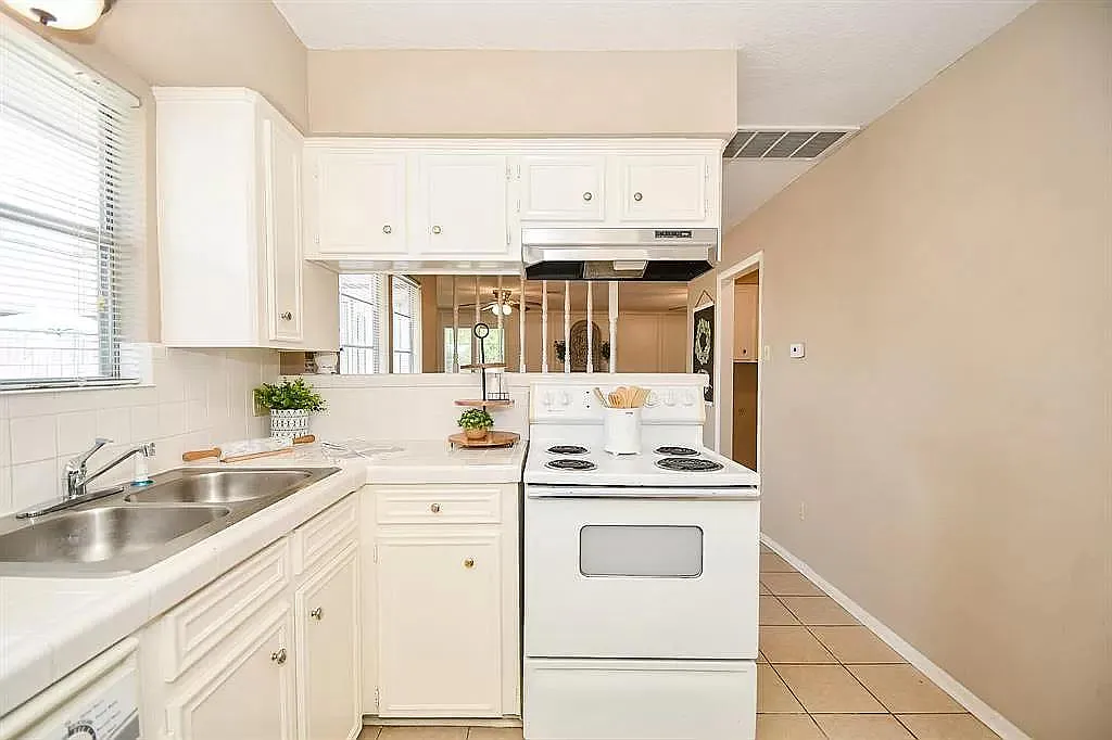 3 bed, 2.5 bath, 1750 sqft, $1,749 — Photo 3