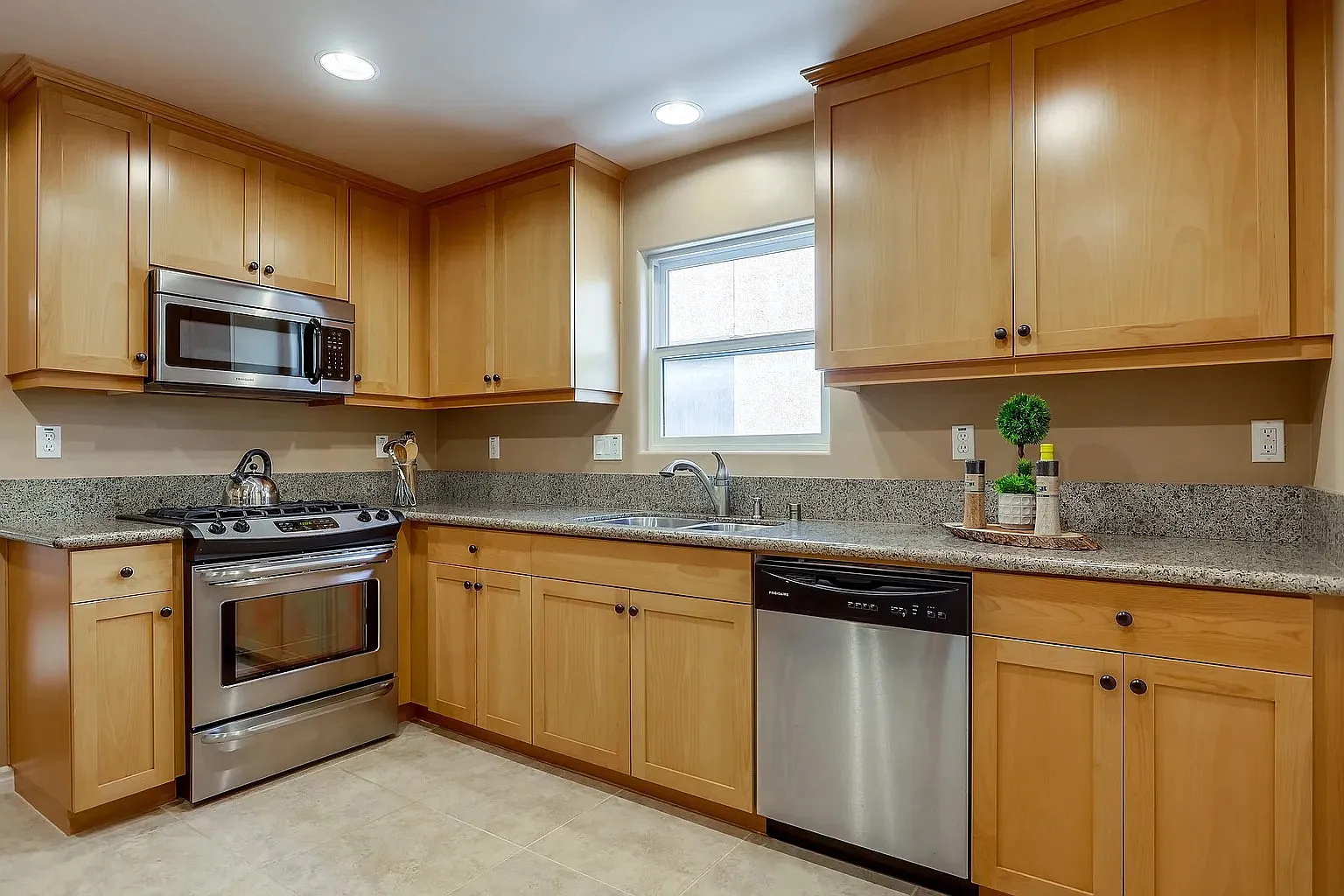 3 bed, 1684 sqft, $5,950 — Photo 3