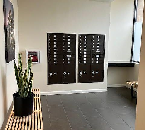 Foyer/Mailbox